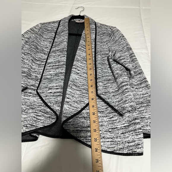 Chico's Open Front Jacket Black & White Print w/ Faux Leather Look Trim Size 1 - Picture 2 of 7